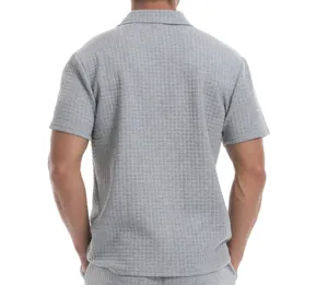 Herren graues Waffelstrick Kurzarm-Oberteil Detail mit Textur und Reverskragen.