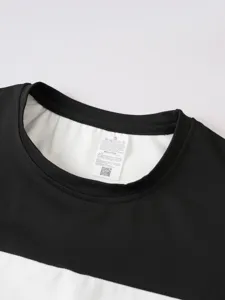 Vista di dettaglio del colletto della t-shirt patchwork da uomo con etichetta taglia S.