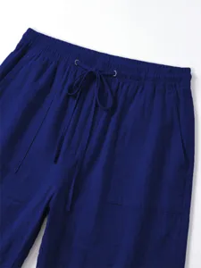 Herren einfarbige Freizeitshorts Detailansicht mit elastischem Kordelzug und praktischen Taschen.