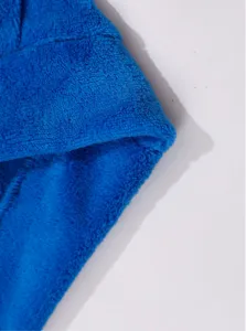 Vista dettagliata del tessuto in pile corallo blu con una consistenza morbida e materiale caldo.