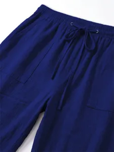 Detail der Herren Freizeithose mit elastischem Kordelzug und Vordertaschen in Dunkelblau.