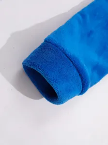 Dettaglio manica felpa in pile corallo blu trama tessuto morbido e caldo per uomo autunno
