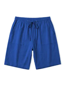 Detailaufnahme blauer Herrenshorts mit verstellbarem Kordelzug und praktischen Taschen.