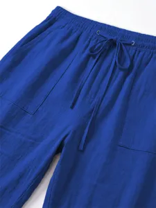 Detailansicht der blauen Freizeithose mit elastischem Kordelzugbund und aufgesetzten Taschen.