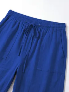 Sommerliche blaue Freizeithose Detail mit elastischem Kordelzug und praktischen Vordertaschen.