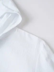 Vue détaillée de la chemise cardigan à capuche en coton et lin blanc pour homme.