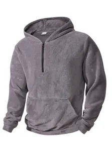 Dettaglio felpa con cappuccio mezza zip in pile corallo uomo, morbido maglione grigio.