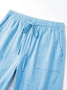 Hellblaue lässige Sommershorts Detail, elastischer Kordelzug und seitliche Taschen.