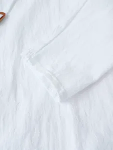 Détail de tissu de manchette de chemise à manches longues en lin blanc pour hommes