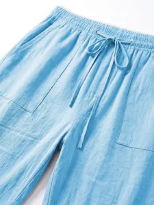Nahaufnahme von hellblauen Freizeithosen mit Kordelzug und praktischen Vordertaschen.