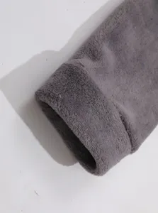 Dettaglio polsino felpa in pile di corallo da uomo inverno caldo comodo top casual