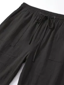 Detailansicht des herren freizeithosenbunds mit verstellbarem kordelzug und taschen.