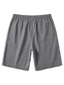 Detailansicht graue herren freizeit shorts mit gesasstasche und elastischem bund fuer sommer.