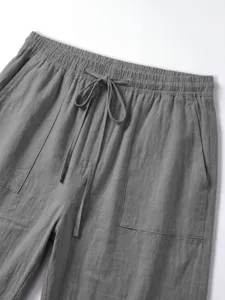 Detailansicht der Herren Sommer Freizeithose mit elastischem Kordelzug und praktischen Taschen.