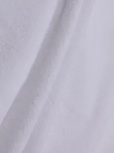 Primo piano del tessuto in pile corallo bianco mostra consistenza morbida, materiale invernale.