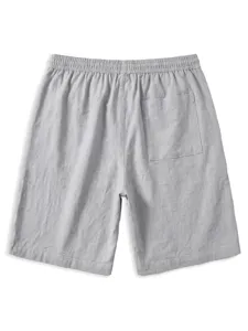Detaillierte Rückansicht der lässigen grauen Herrenshorts mit elastischem Bund.