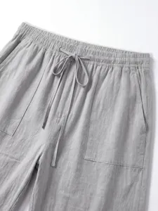 Detailansicht der Herren Sommer Shorts mit elastischem Kordelzug und Taschendesign.