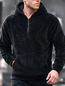 Primo piano della felpa nera in pile peluche con mezza zip e cappuccio per uomo elegante.