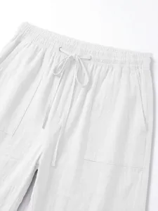 Detailansicht der weißen Freizeithose mit elastischem Kordelzug und atmungsaktivem Stoff.