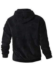 Dettaglio felpa con cappuccio pullover in pile corallo nero da uomo, caldo inverno.