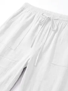 Detail weißer lässiger Leinenshorts mit elastischem Tunnelzugbund und praktischen Seitentaschen.