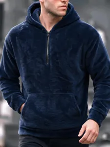 Primo piano sulla texture della felpa con cappuccio in pile corallo blu scuro con mezza zip.