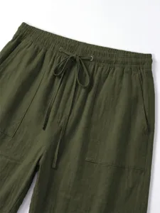 Detailansicht von Freizeithosen für Herren in Armeegrün mit Kordelzug und praktischen Taschen.