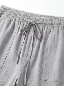 Nahaufnahme Herren graue Sommer Shorts Kordelzug elastischer Bund Detail Stoff Textur.