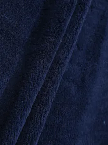 Dettaglio tessuto pile corallo blu scuro, consistenza morbida e calda. Ideale per l'inverno.