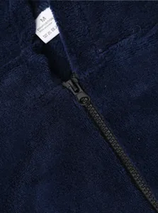 Dettaglio felpa mezza zip in pile corallo blu scuro da uomo, tessuto caldo e morbido.