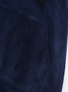 Dettaglio tasca anteriore felpa con cappuccio in morbido pile corallo blu scuro