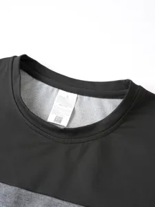 Dettaglio del colletto della t-shirt da uomo con etichetta di cura e tessuto nero.