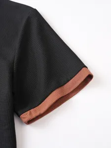 Men's waffle knit short sleeve shirt sleeve detail, casual contrast color cuff design.