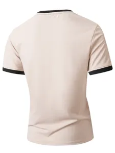 Dettaglio vista posteriore della t-shirt manica corta da uomo, collo e polsini a contrasto.