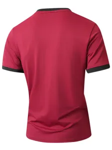 Vista dettagliata posteriore della maglietta maniche corte rosso scuro con colletto.