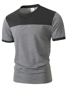 Dettaglio ravvicinato di t-shirt da uomo a maniche corte con blocchi di colore nero e grigio.