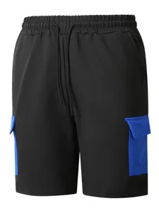 Shorts cargo casual da uomo con tasche laterali blu in contrasto e coulisse elastica.