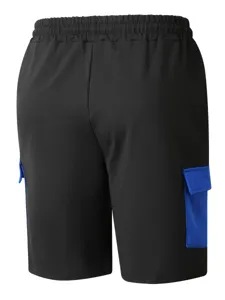 Vista dettagliata di pantaloncini cargo neri con tasche laterali blu e vita elastica.