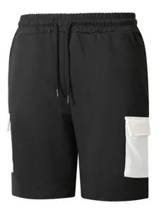 Pantaloncini cargo casual neri da uomo con tasche a contrasto bianche ed elastico in vita.