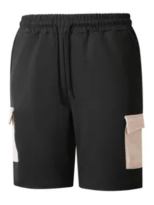 Pantaloncini cargo estivi casual da uomo in nero con tasche a contrasto e coulisse elastica.