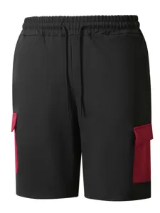 Dettaglio pantaloncini cargo uomo neri, tasche con patta rosse e vita elasticizzata.
