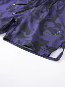 Gros plan du short de sport camouflage violet avec trous de ventilation respirants et cordon.