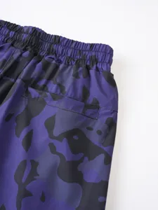 Vue détaillée de short pour homme camouflage violet et noir avec ceinture élastique.