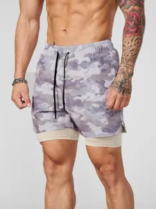 Short de sport camouflé pour homme avec doublure de compression et cordon.
