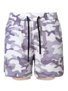 Détail de short de sport camouflage pour homme, design double couche respirant avec cordon noir.