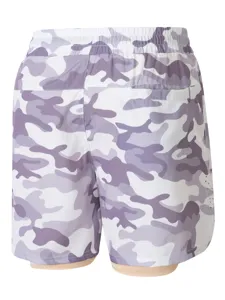 Vue détail du dos des shorts de sport camouflage pour hommes respirants avec poche arrière.
