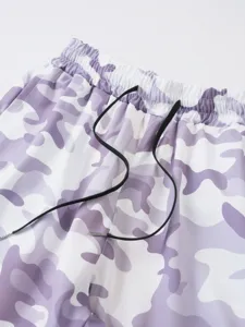 Détail de short camouflage violet pour homme, taille élastique et cordon noir décontracté.
