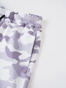 Vue de détail de short de sport homme motif camouflage violet et blanc avec cordon taille.