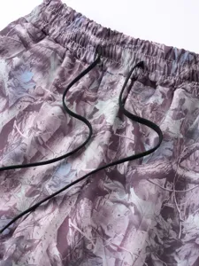 Short camouflage homme vue détail, motif d'arbre violet avec ceinture à cordon noir.