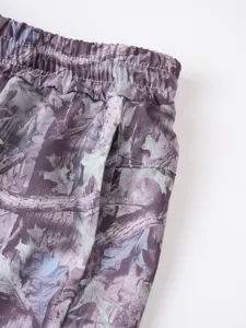 Vue détaillée de short camouflage violet pour hommes avec ceinture élastique et poche.